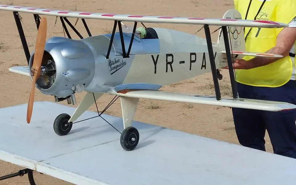 Aeromodelo de balsa
