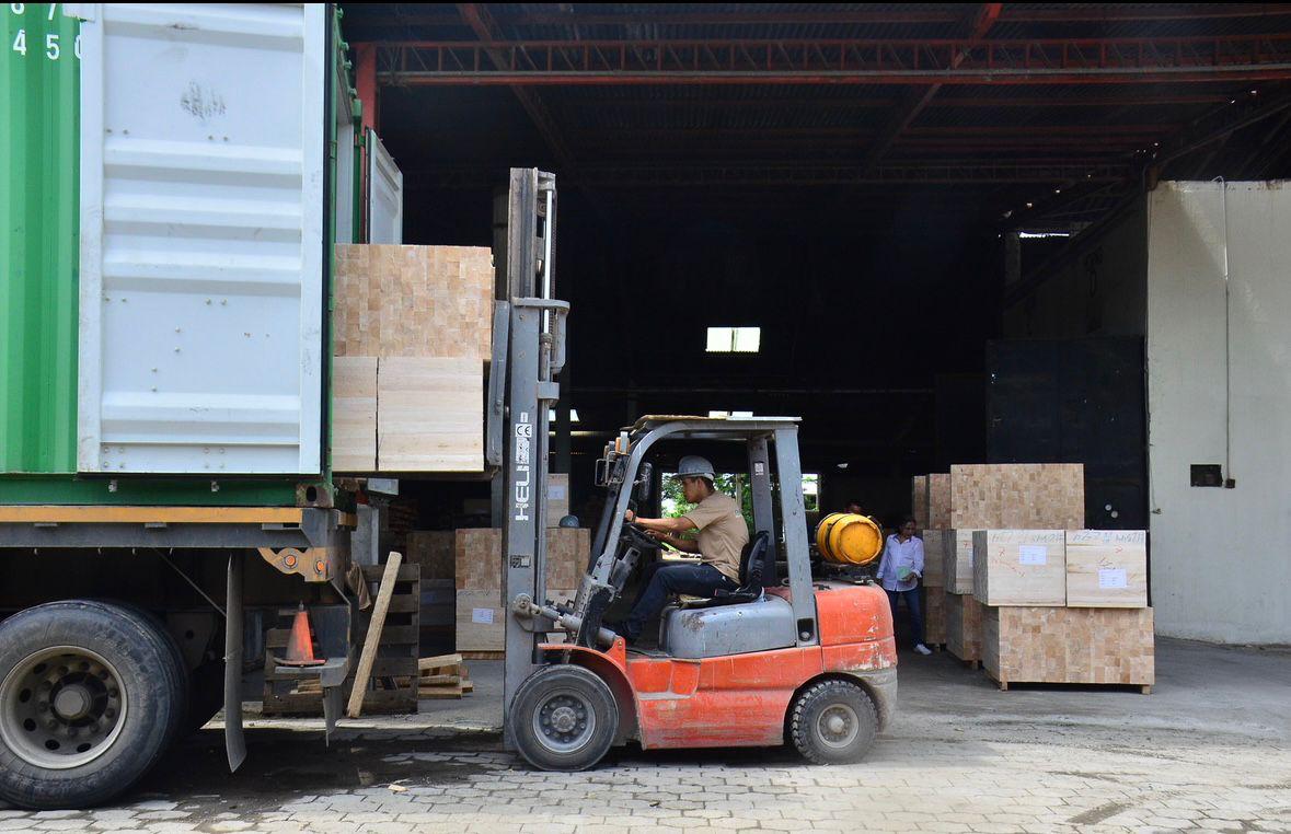 Carga de madera de balsa para despacho