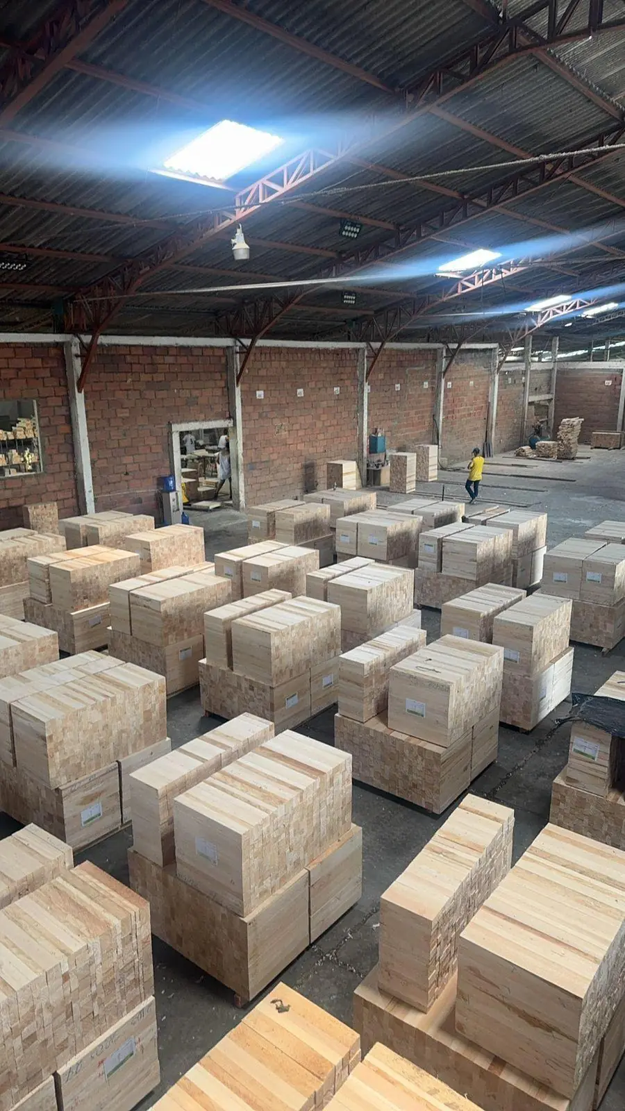 Ecuador Balsa Sheet 的工厂和仓库,轻木已备好待发运