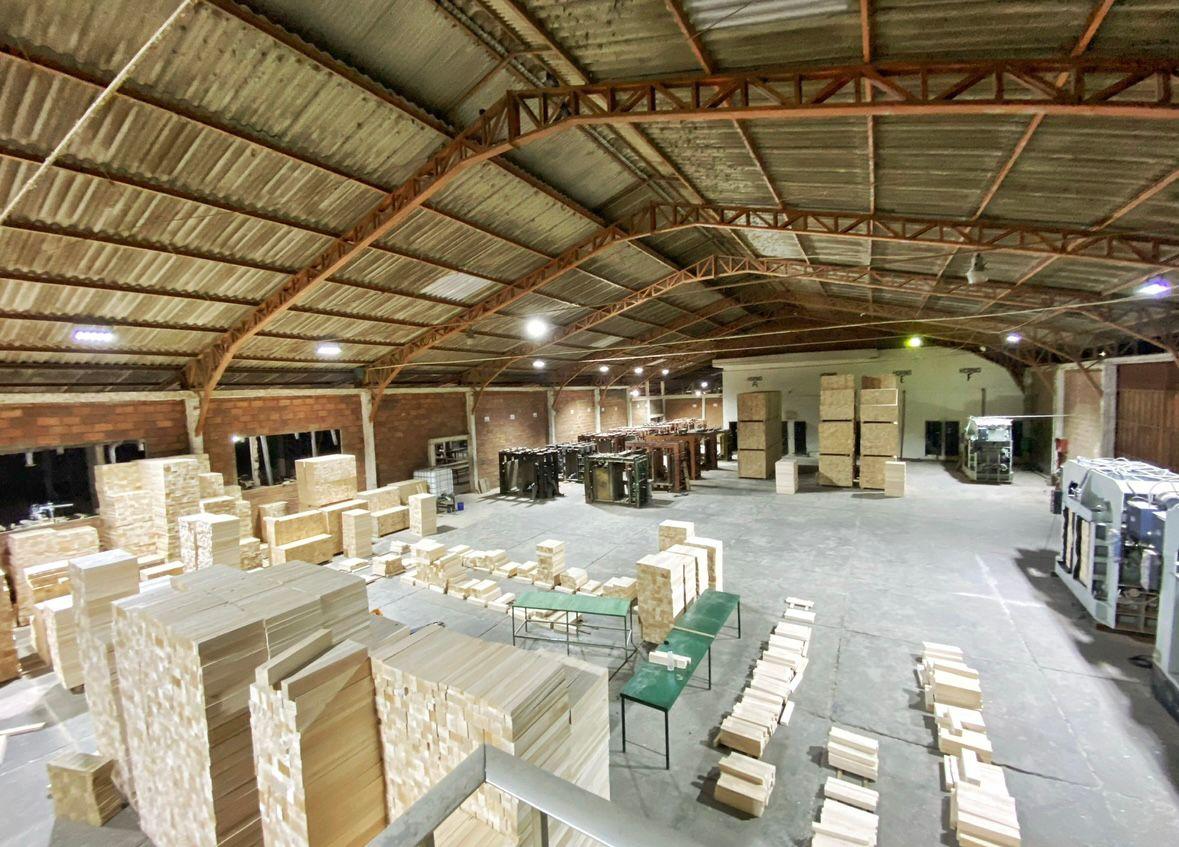 Almacén de la planta con bloques y láminas de balsa