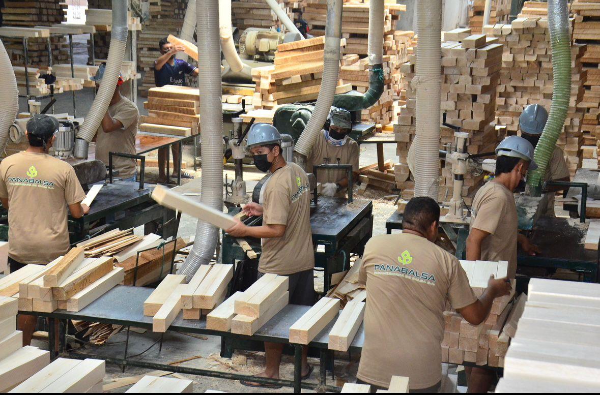 Equipo mecanizando listones de balsa en planta